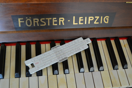 Regolo Calcolatore su Pianoforte